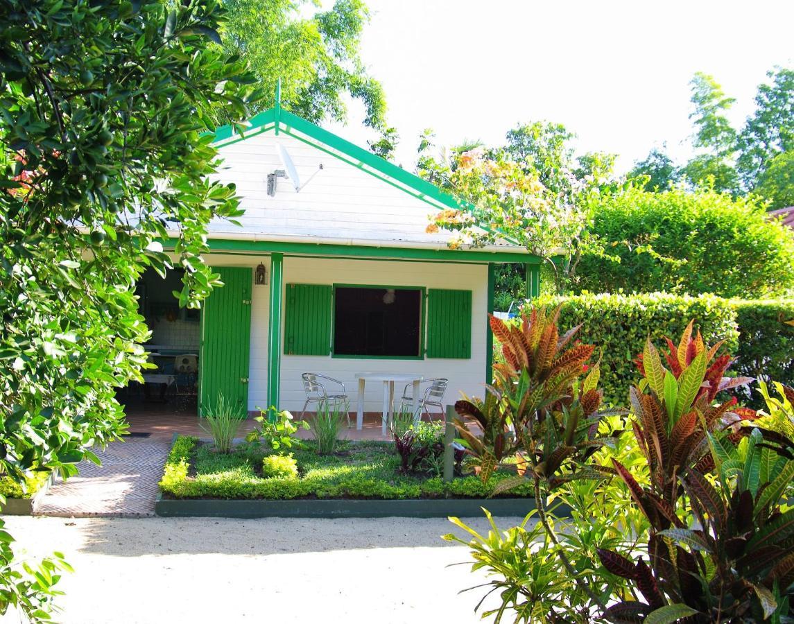 Beachfront Foulpointe Retreat: Sea View Villa with Garden Exterior photo