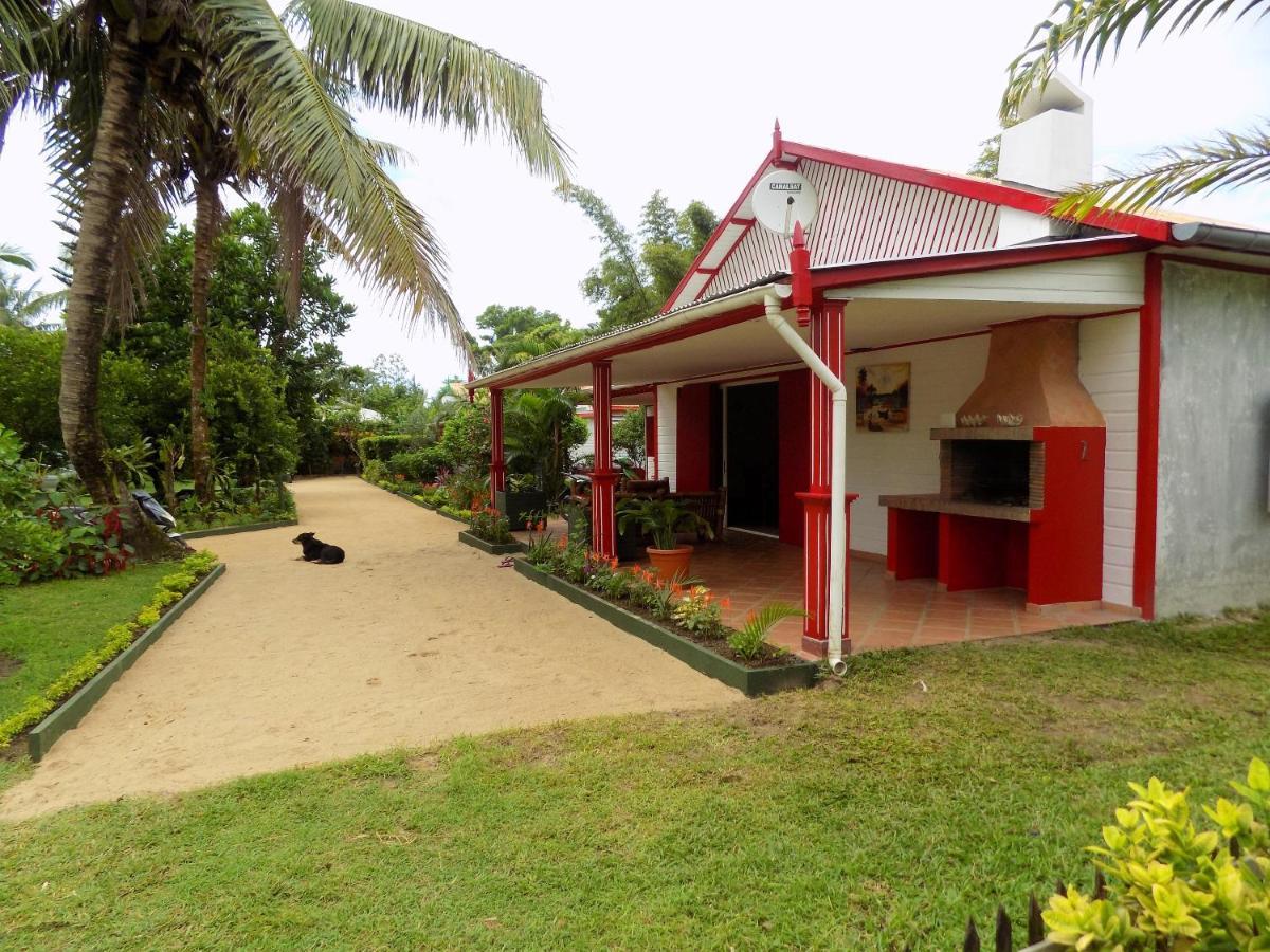 Beachfront Foulpointe Retreat: Sea View Villa with Garden Exterior photo