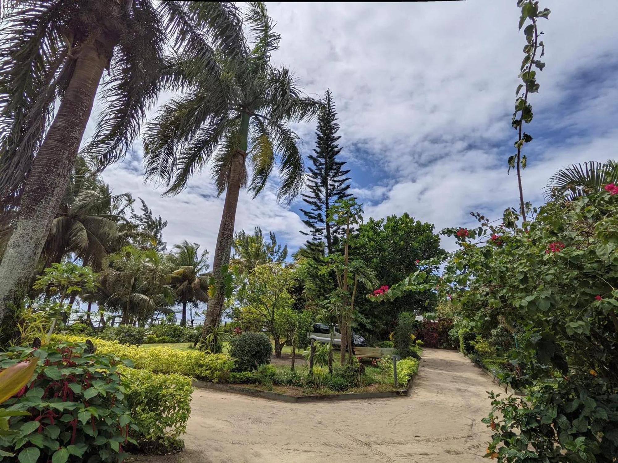 Beachfront Foulpointe Retreat: Sea View Villa with Garden Exterior photo