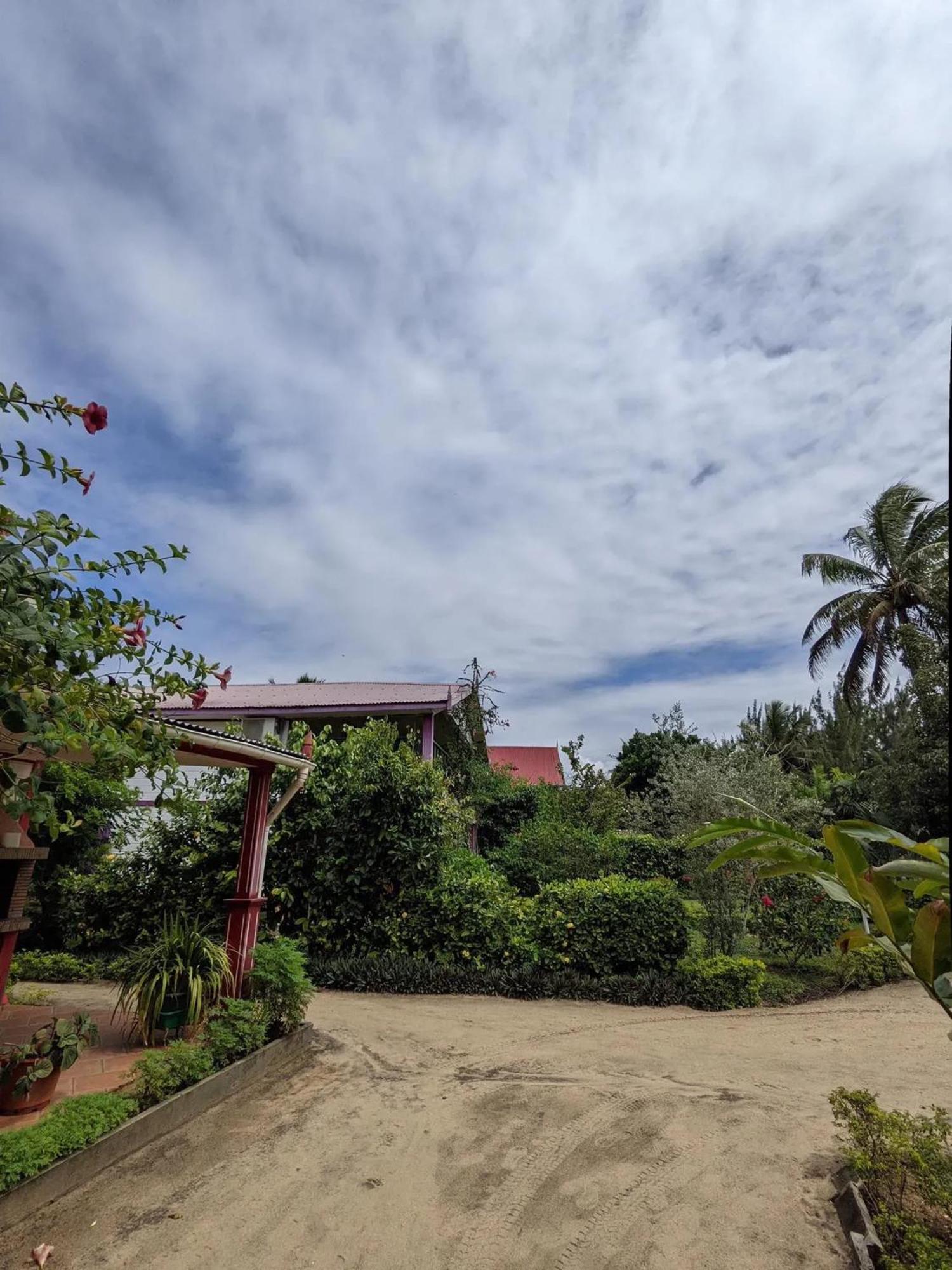 Beachfront Foulpointe Retreat: Sea View Villa with Garden Exterior photo